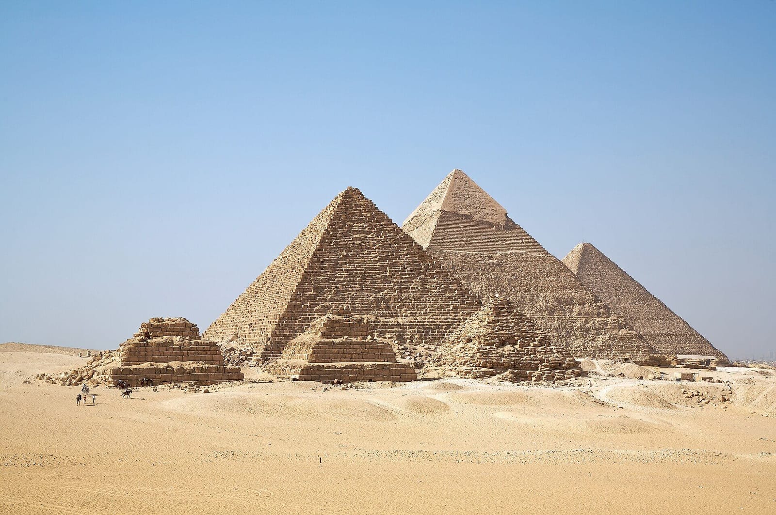 Les trois pyramides de Gizeh alignées dans le désert
