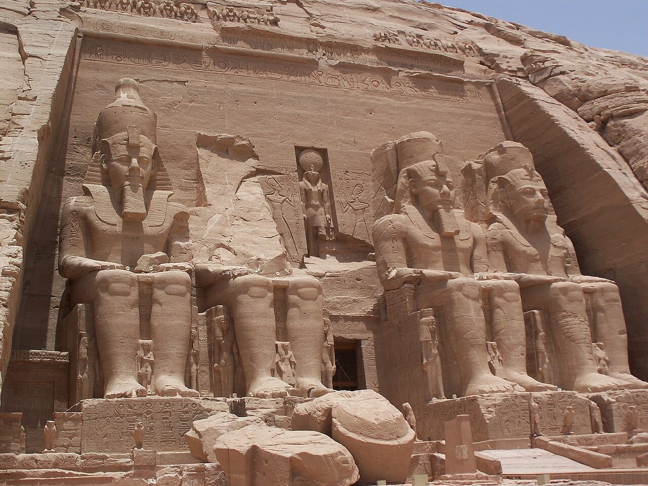 Façade du temple d'Abou Simbel, taillée dans la falaise, avec quatre statues assises géantes