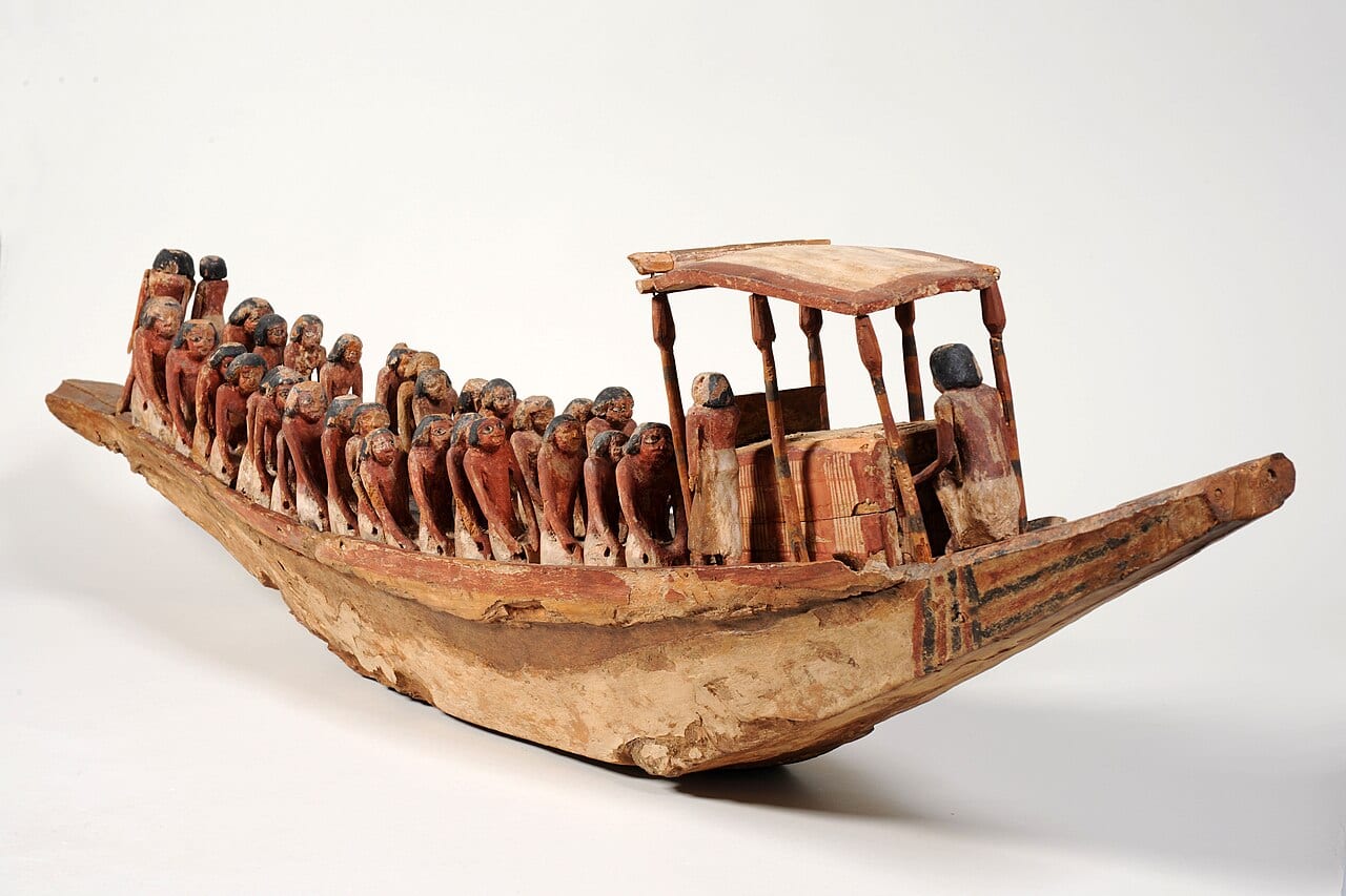 Maquette en bois d'une barque égyptienne avec ses rameurs