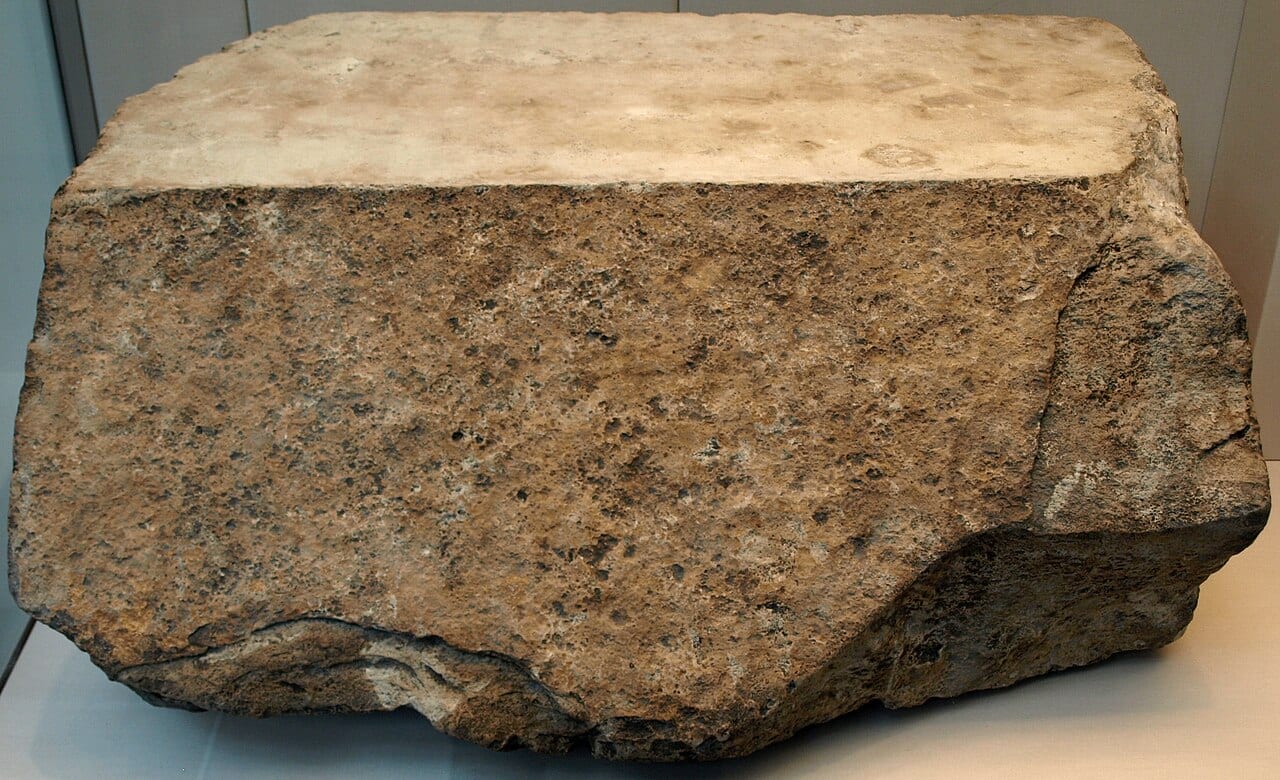 Gros bloc de calcaire taillé, conservé dans un musée