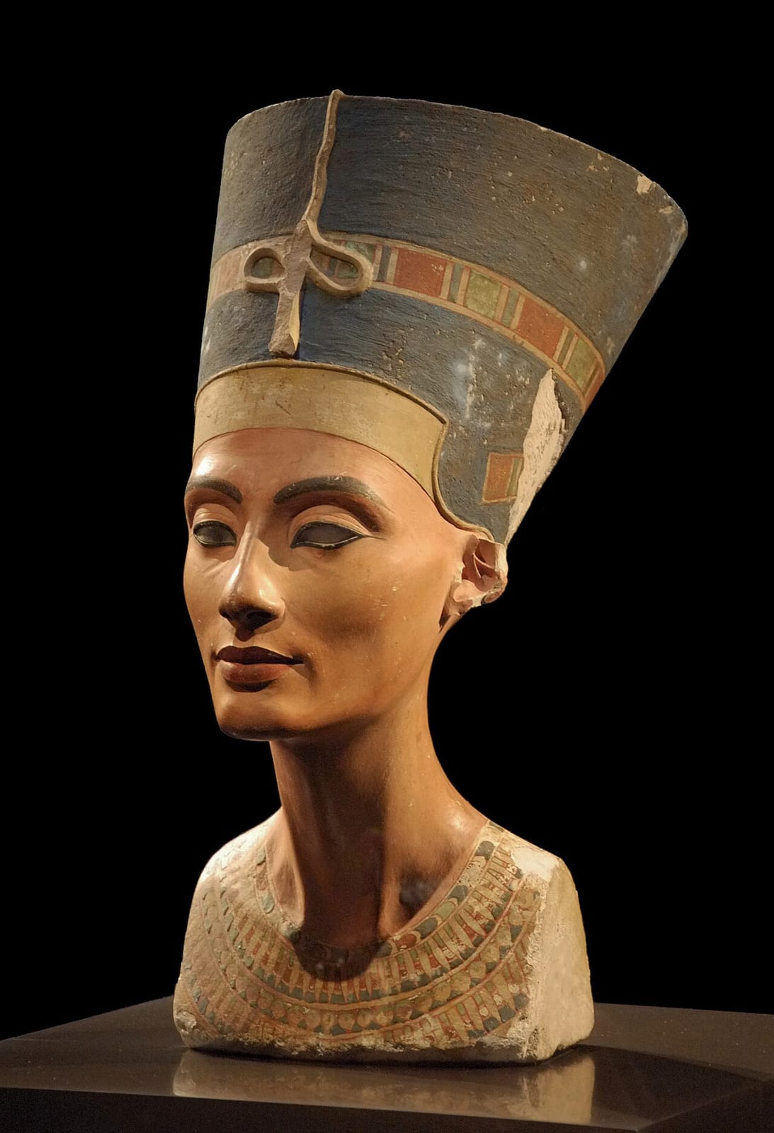 Buste peint de la reine Néfertiti coiffée d'une haute couronne bleue