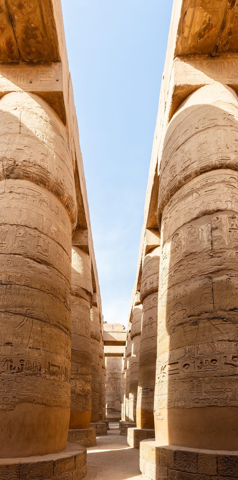 Colonnes géantes couvertes de gravures dans le temple de Karnak