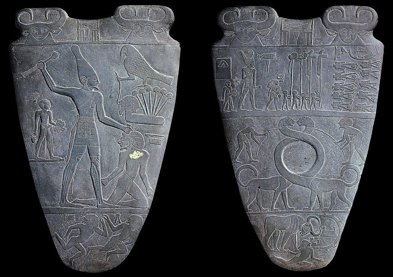 Les deux faces sculptées de la palette de Narmer