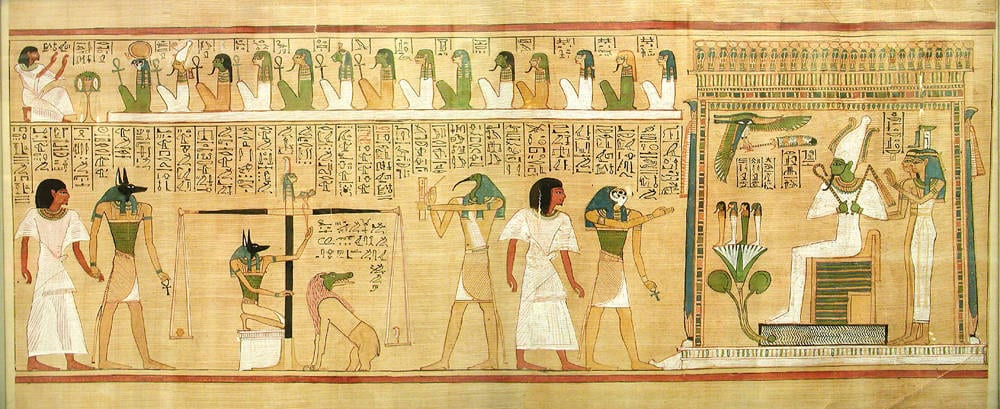 Scène peinte sur papyrus : une balance pèse un cœur face à une plume, devant les dieux