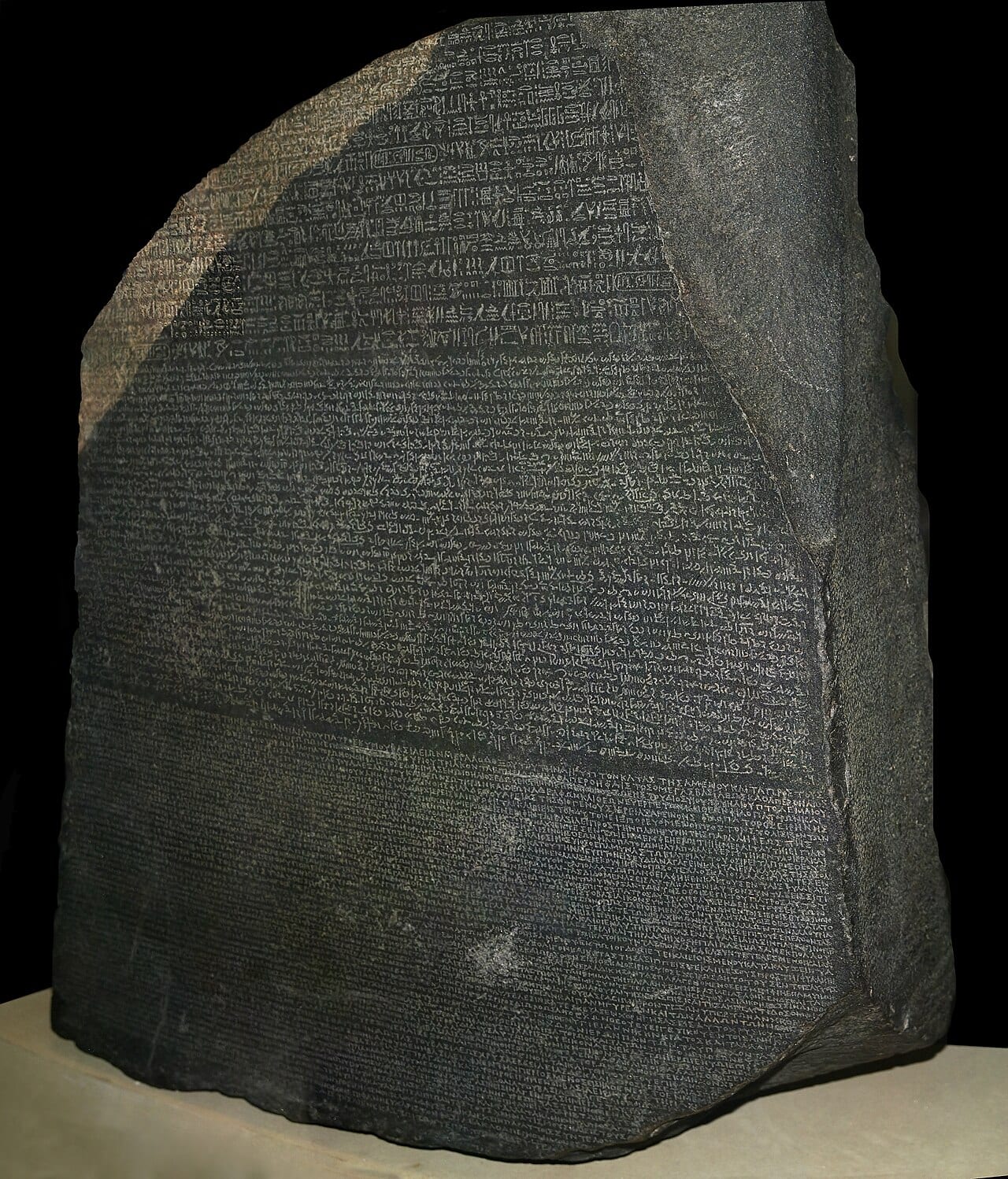 La pierre de Rosette, stèle de pierre noire couverte de trois écritures différentes