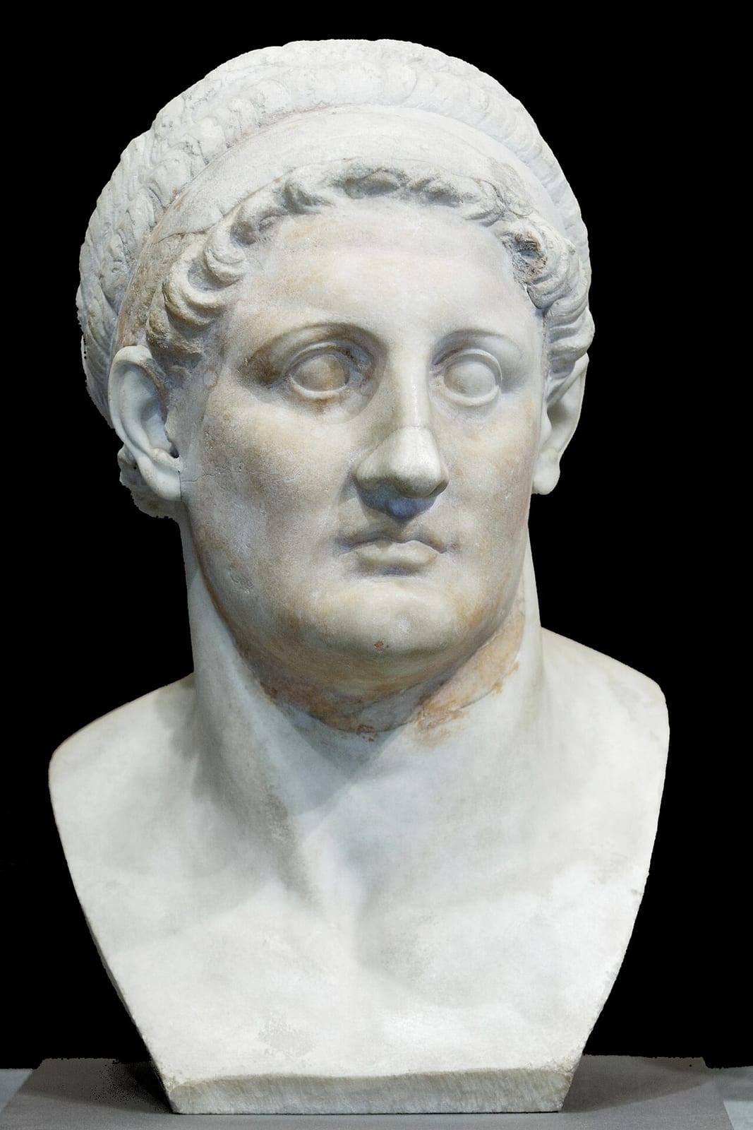 Buste antique en marbre d'un homme au visage énergique