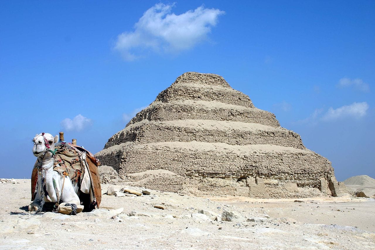 La pyramide à degrés de Saqqarah, formée de six gradins de pierre