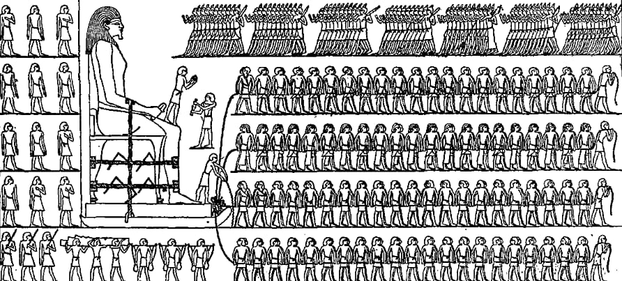 Des rangées d'hommes tirent à la corde une statue géante posée sur un traîneau
