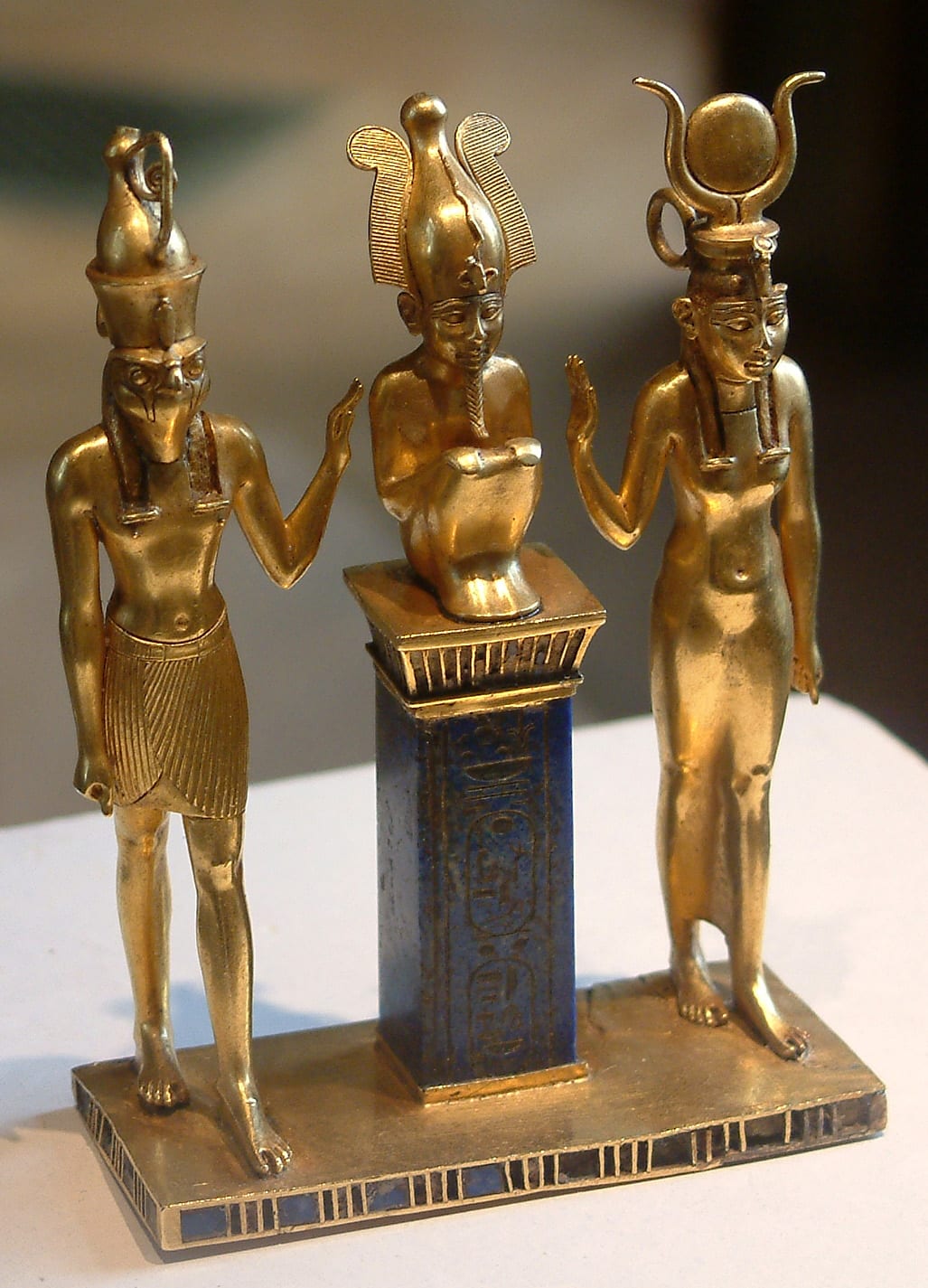 Pendentif en or représentant trois divinités égyptiennes côte à côte