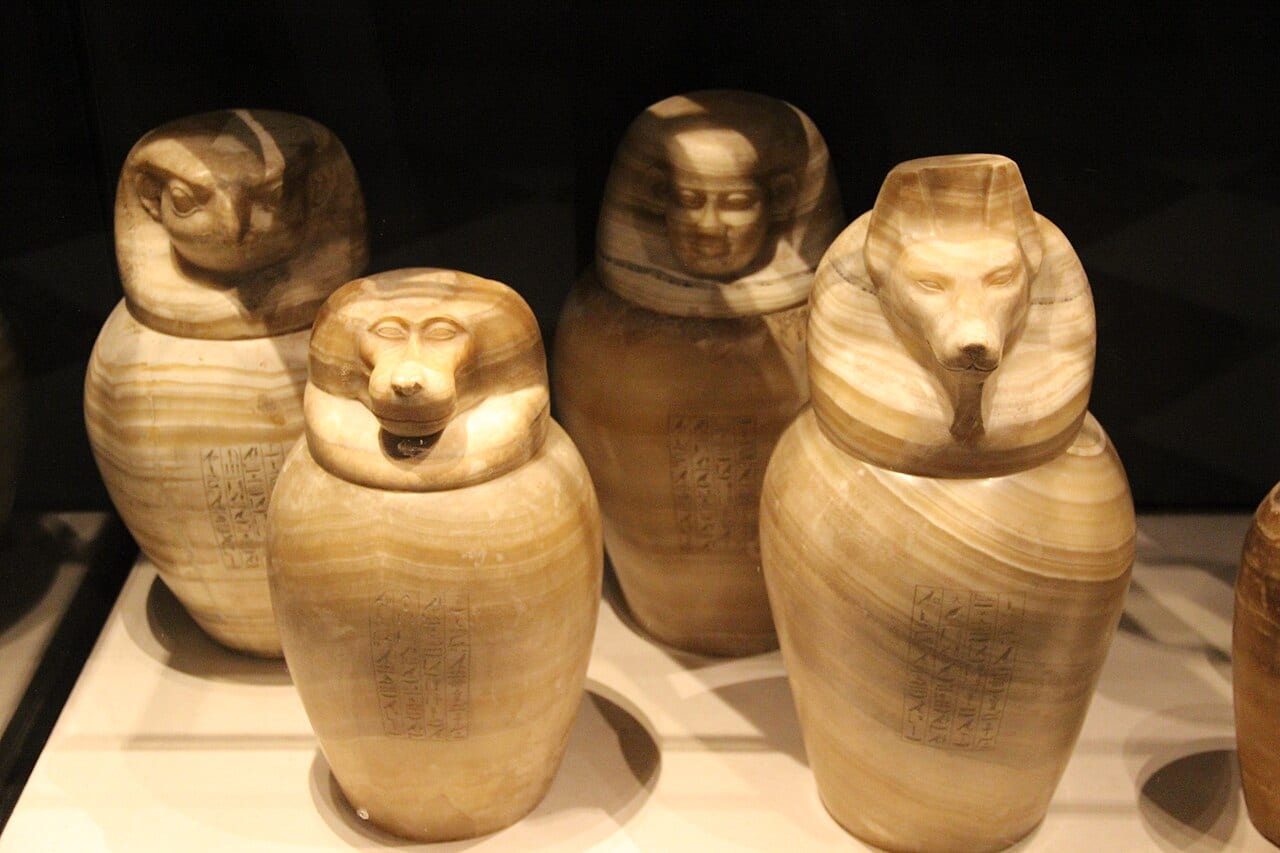 Quatre vases en albâtre coiffés de têtes sculptées