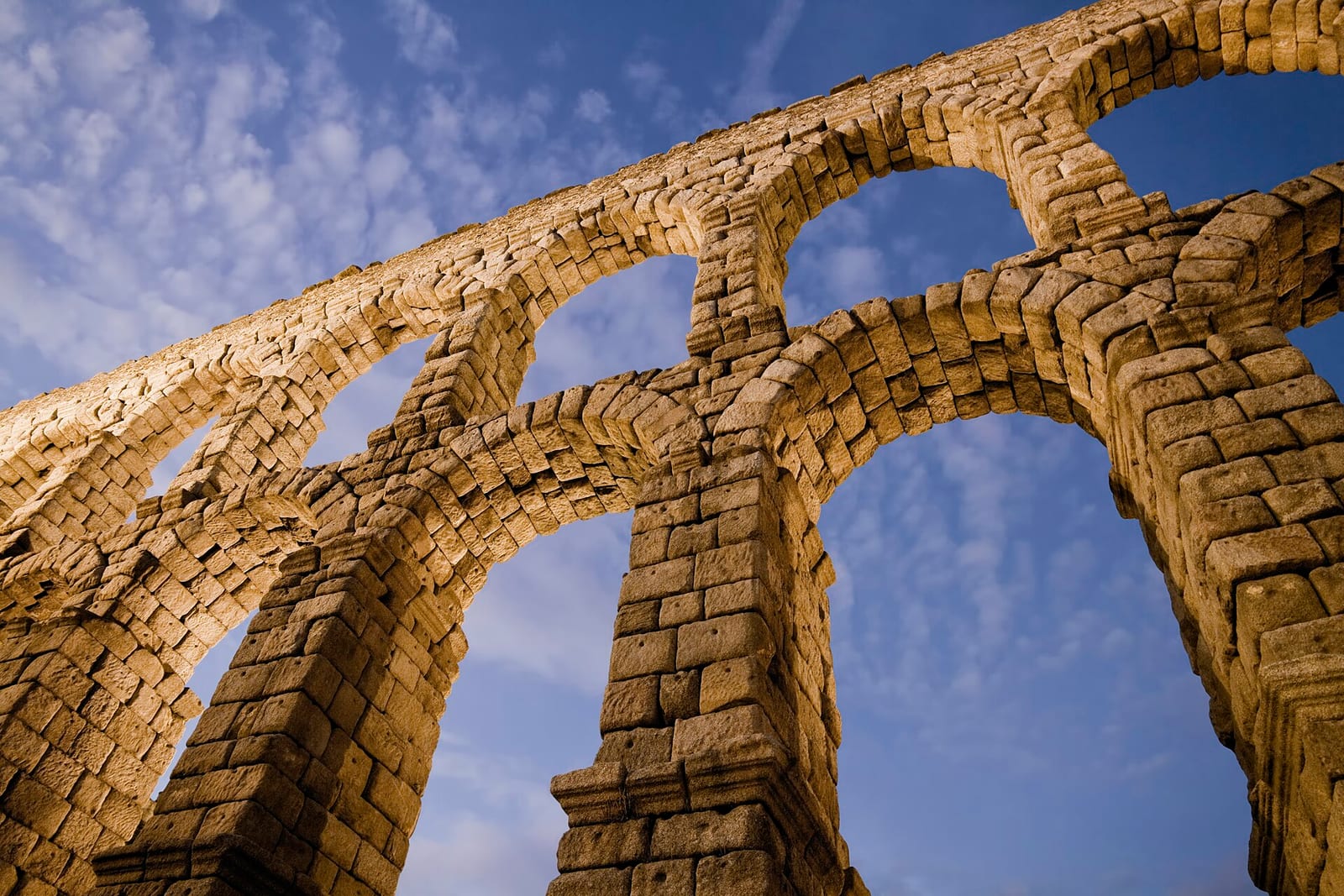 Aqueduc de Ségovie traversant une place de la ville sur deux étages d'arches