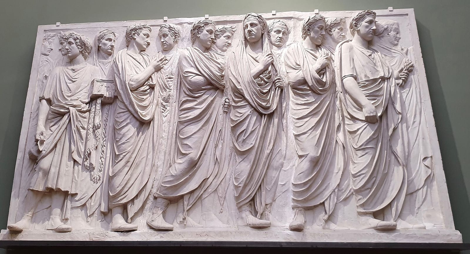 Relief de marbre montrant une procession de personnages drapés
