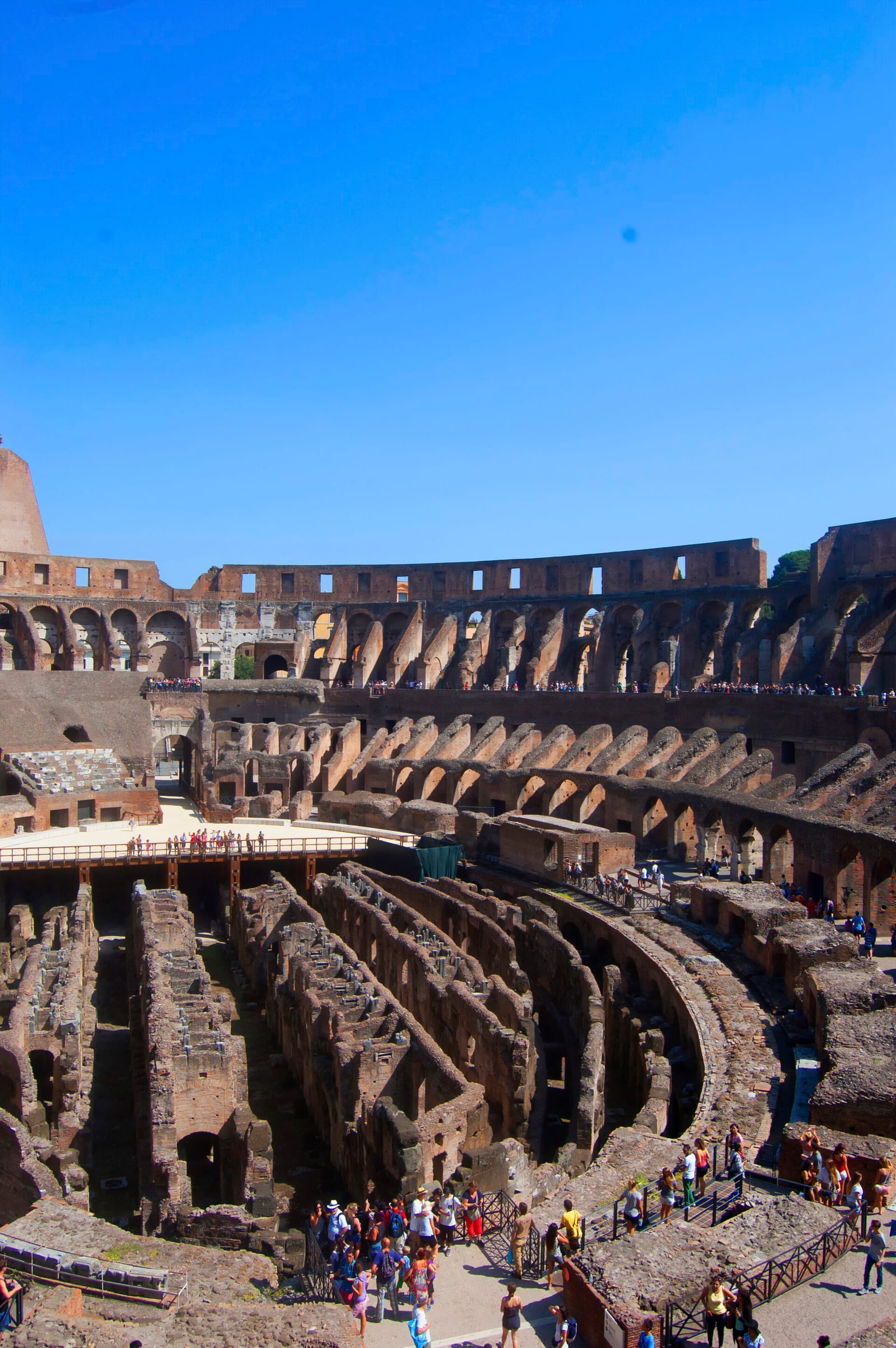 Intérieur du Colisée montrant les galeries souterraines mises à nu sous l'arène