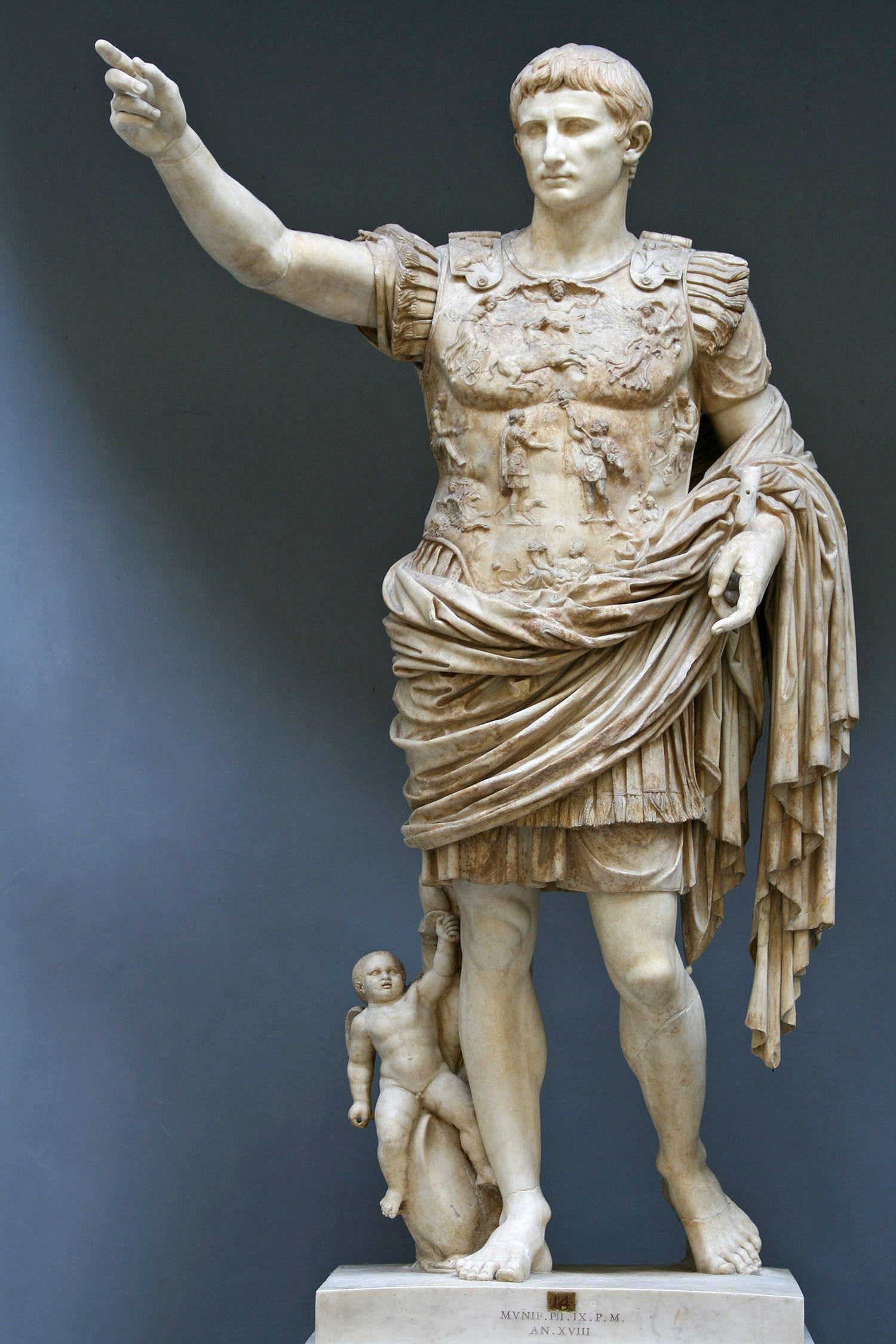 Statue de marbre d'Auguste en cuirasse, le bras droit levé
