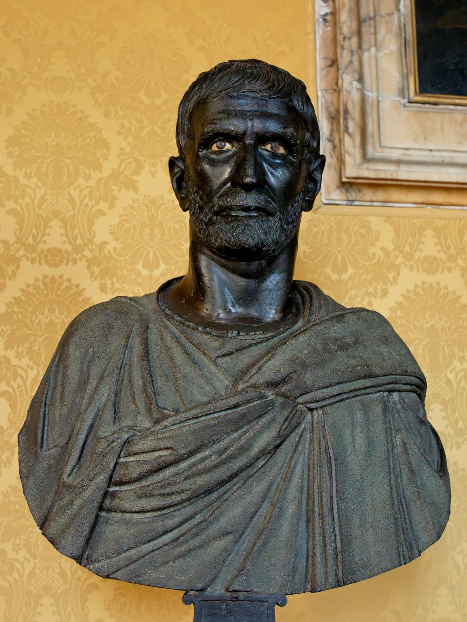 Buste de bronze antique d'un homme au visage sévère, dit Brutus du Capitole