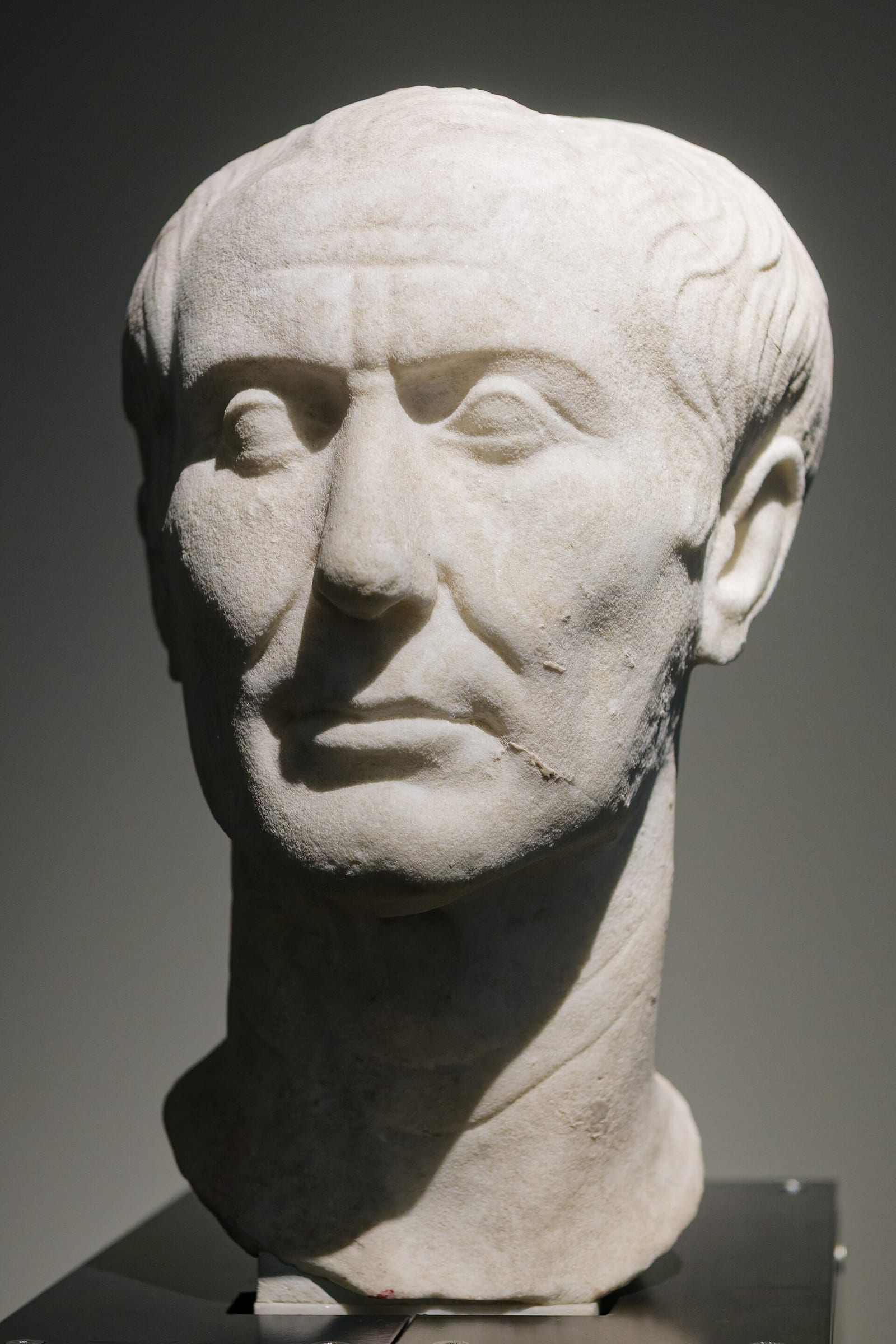 Tête sculptée en marbre d'un homme au crâne dégarni et au visage marqué, portrait de Jules César