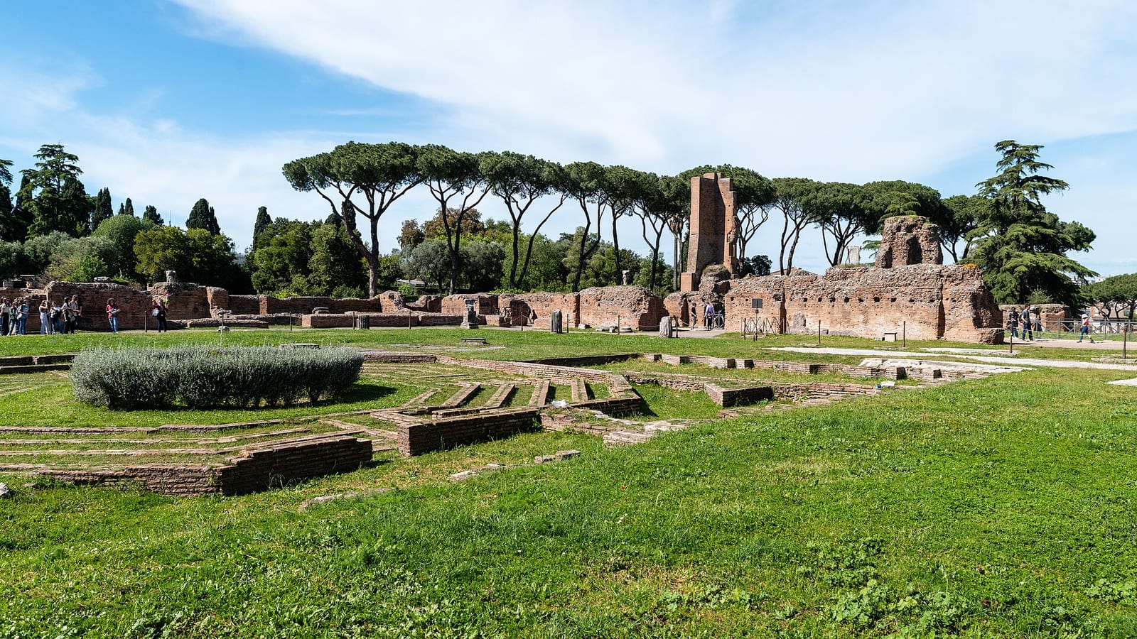 Ruines de briques et d'arcs antiques sur la colline du Palatin, à Rome