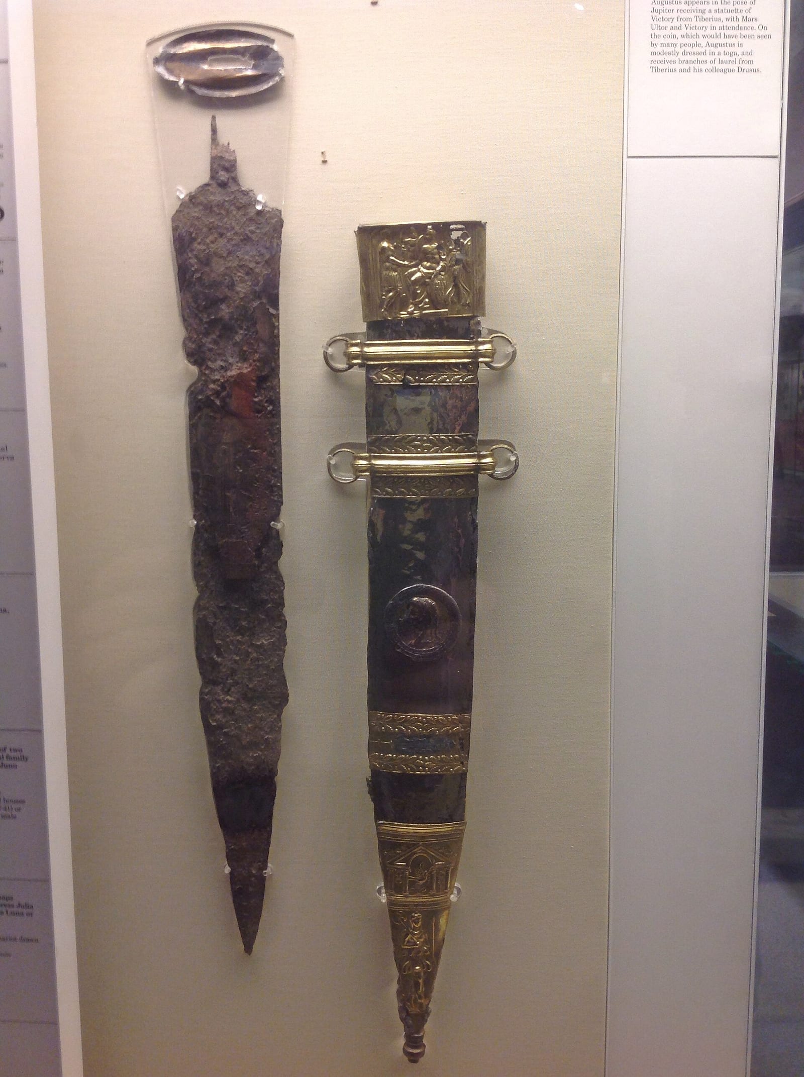 Épée courte romaine à lame large et pointe effilée, conservée dans un musée
