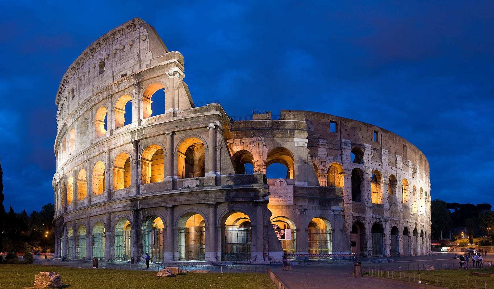 Vue extérieure du Colisée de Rome et de ses arcades superposées