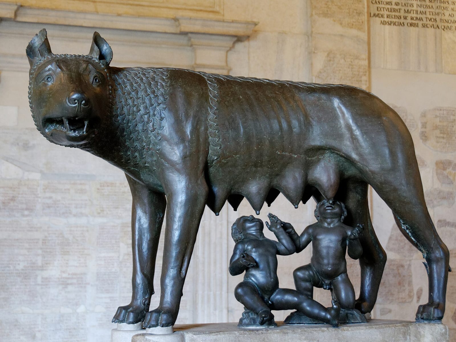 Statue de bronze d'une louve allaitant deux nourrissons