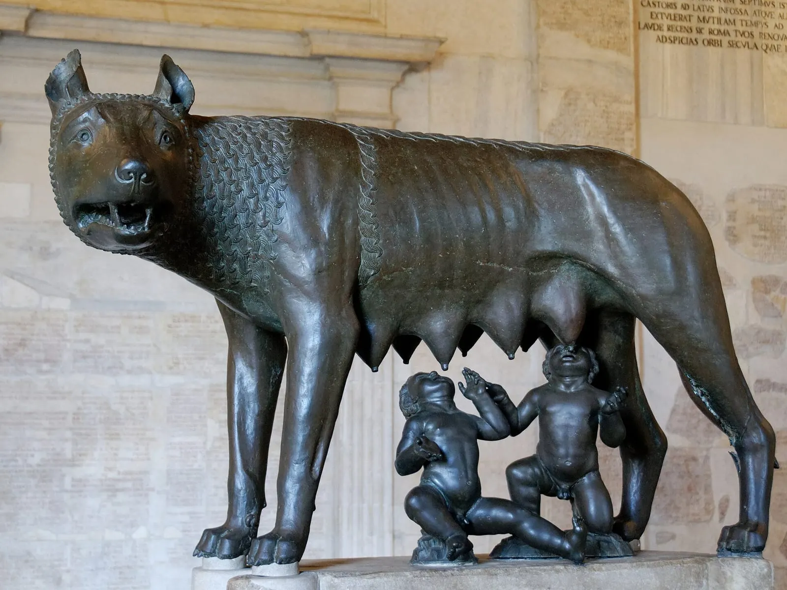Statue de bronze d'une louve allaitant deux nourrissons