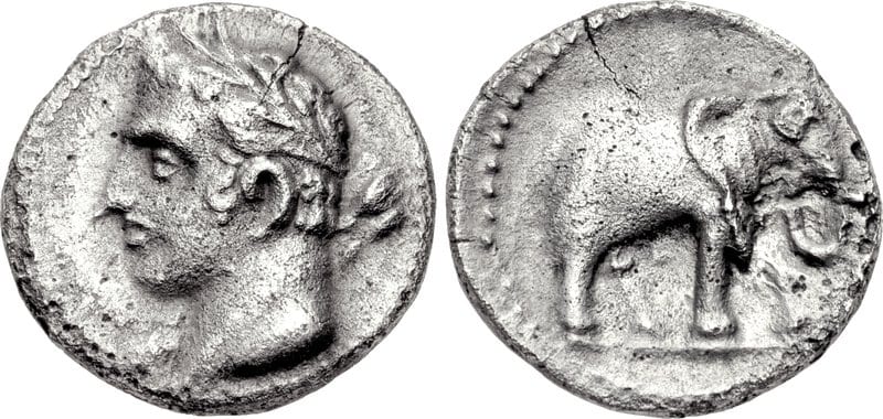 Monnaie antique en argent montrant un éléphant de guerre au revers