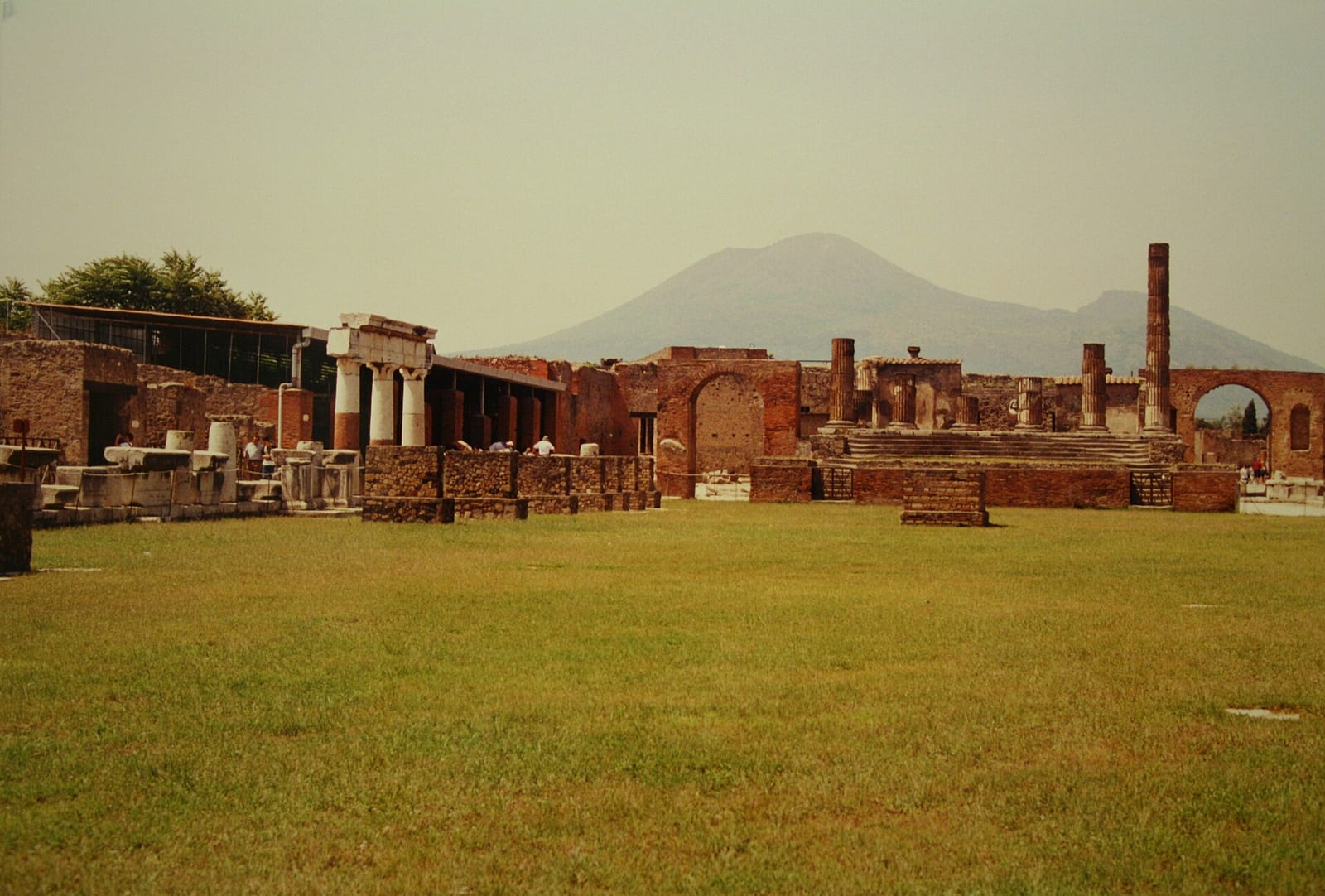 Ruines du forum de Pompéi avec le Vésuve en arrière-plan