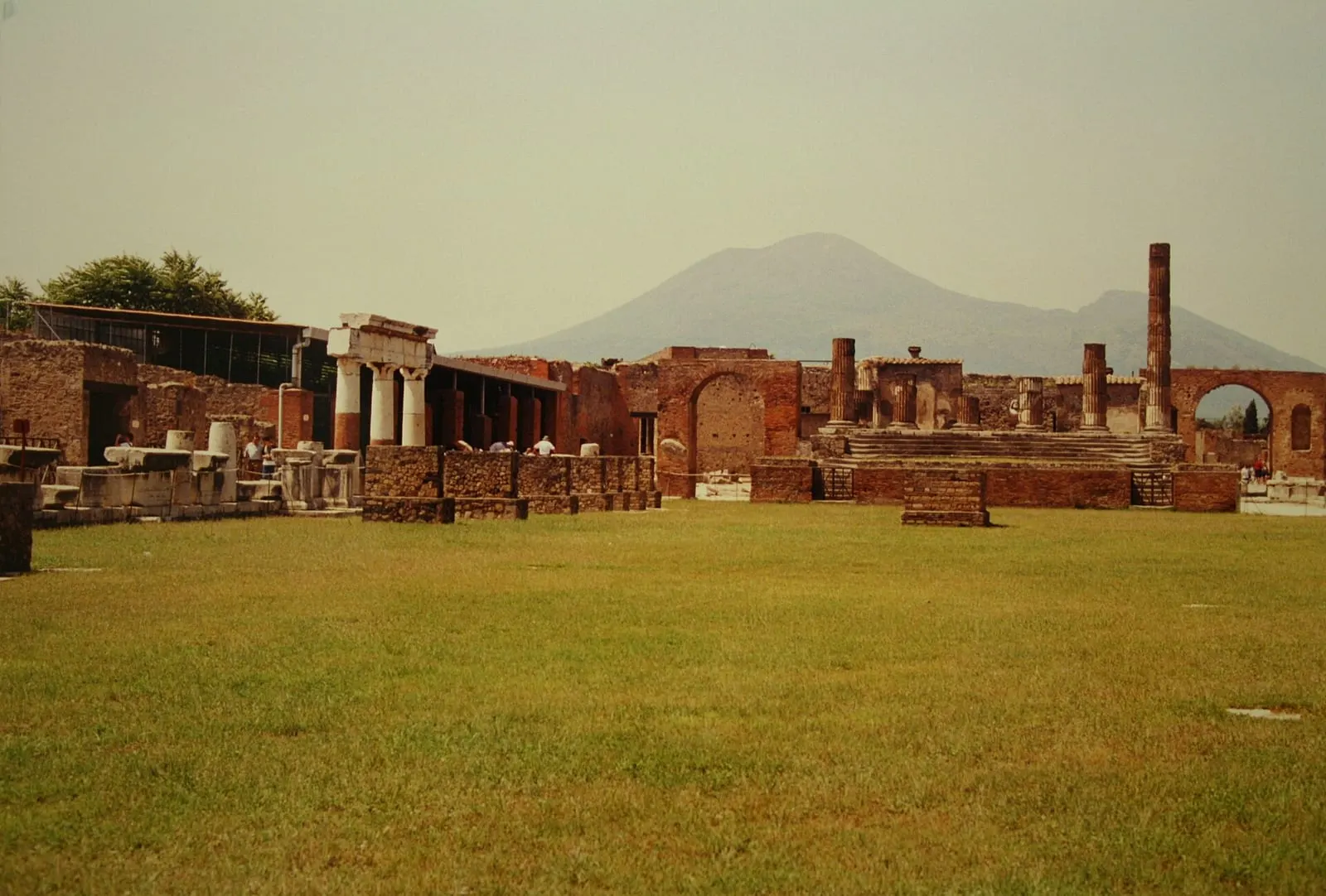Ruines du forum de Pompéi avec le Vésuve en arrière-plan