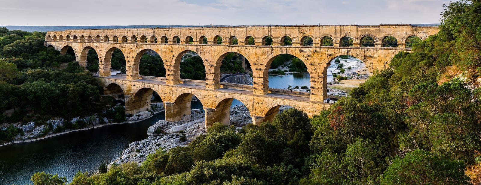 Le Pont du Gard, aqueduc romain à trois niveaux d'arches enjambant une rivière