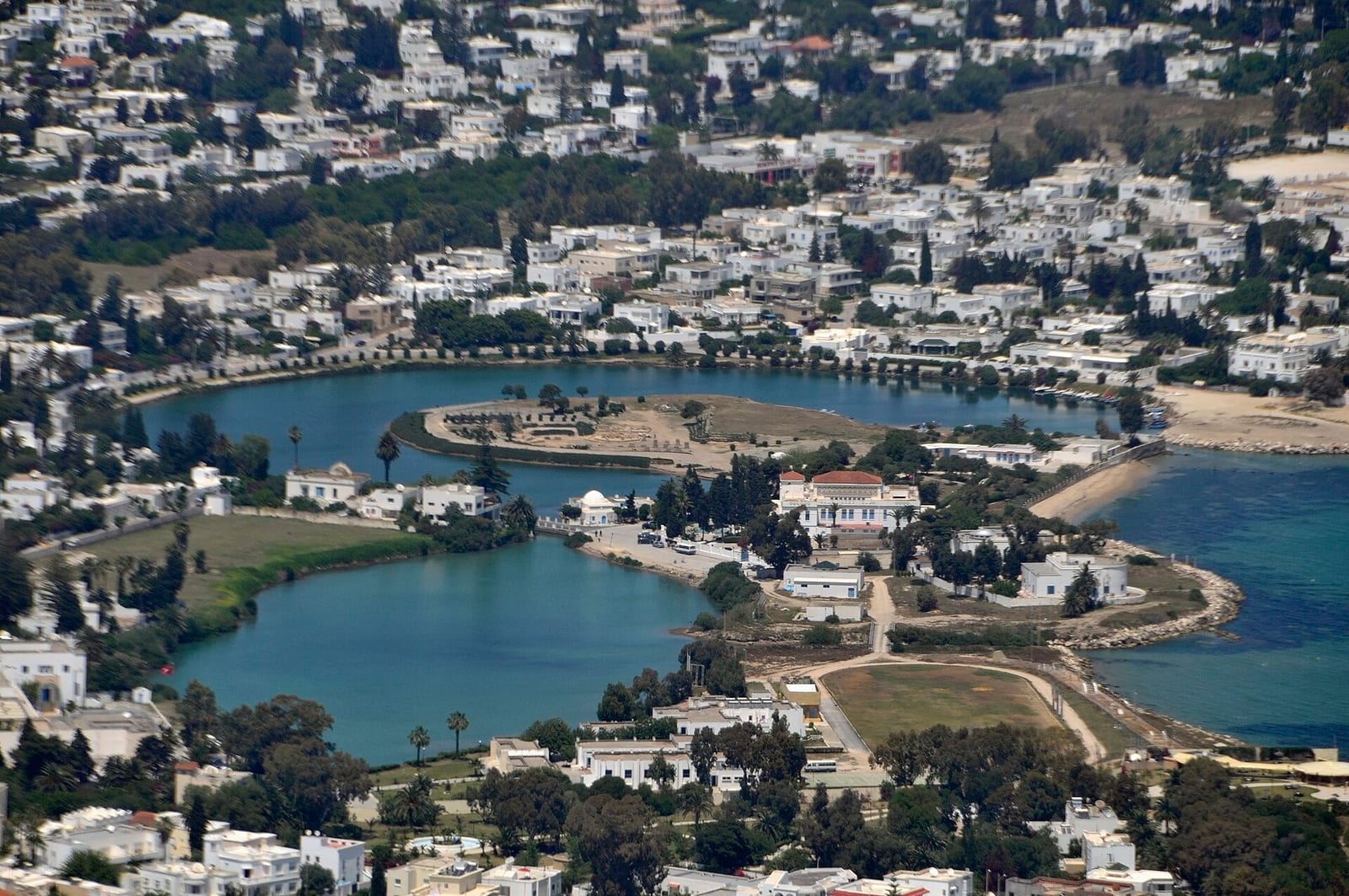 Vue aérienne de deux bassins circulaire et rectangulaire, les ports puniques de Carthage