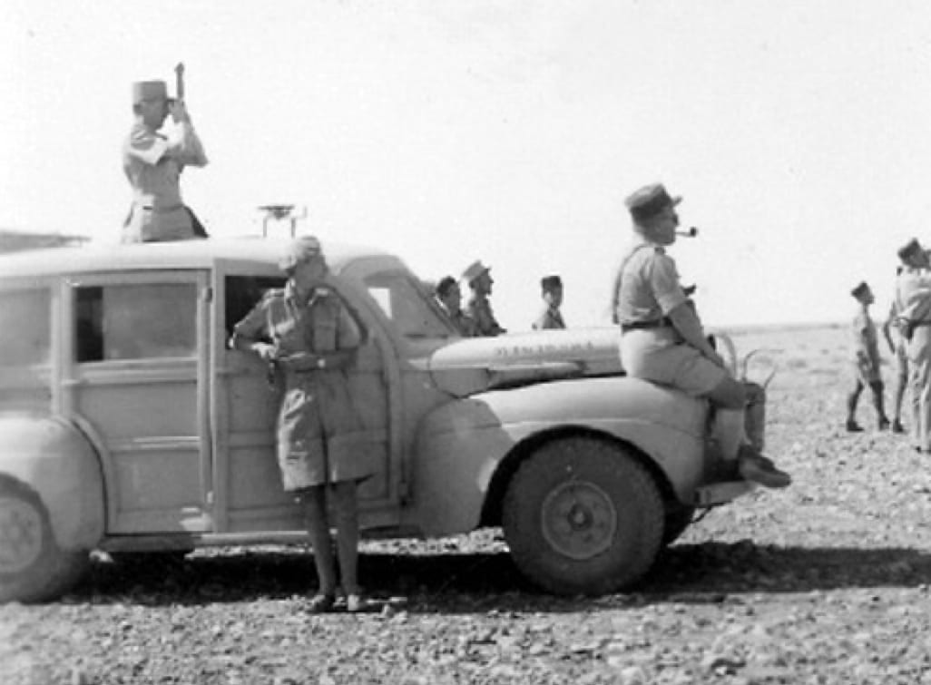 Officiers français dans le désert, autour d'une voiture militaire