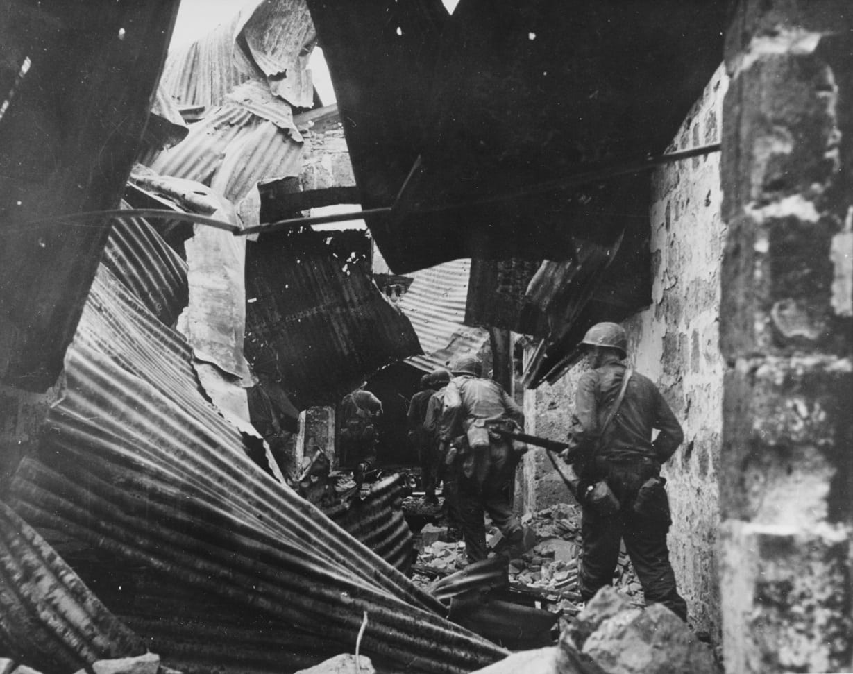 Soldats fouillant les décombres d'un bâtiment détruit