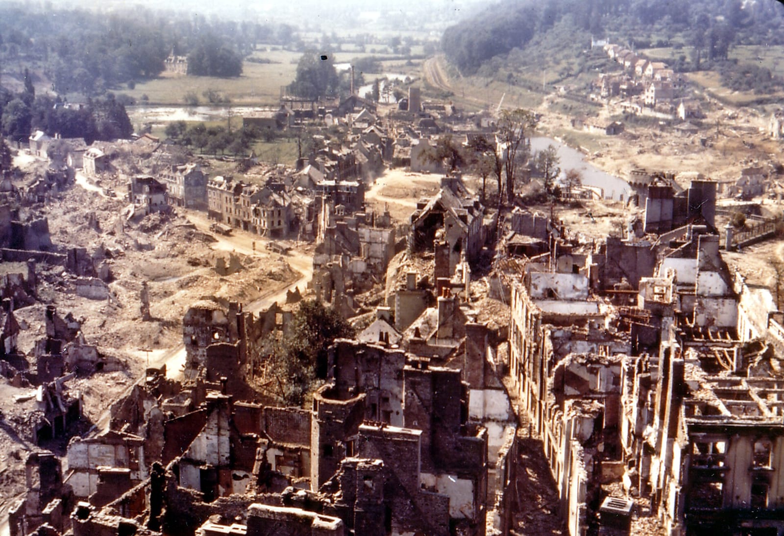 Vue d'une ville en ruines depuis un clocher