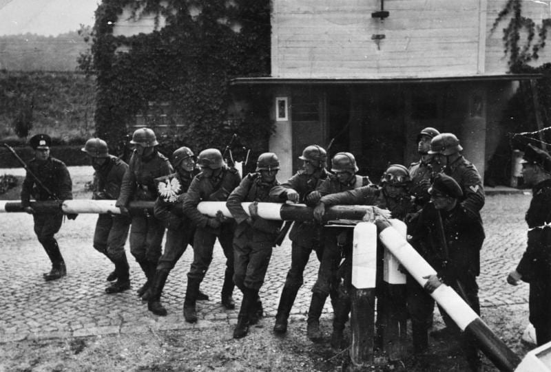 Soldats allemands arrachant une barrière de poste-frontière