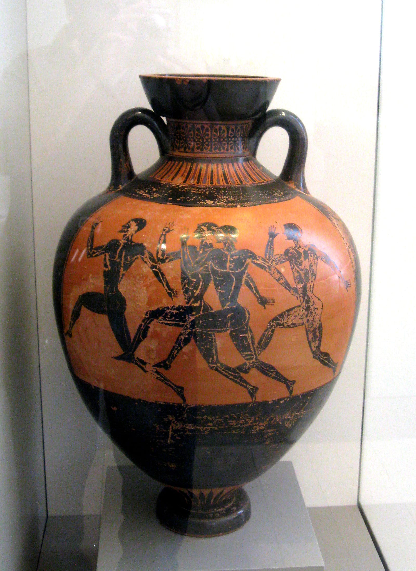 Vase grec à figures noires montrant quatre coureurs nus en pleine course