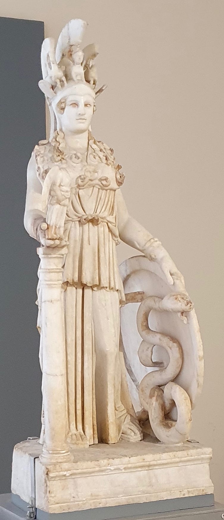 Statuette de marbre d'Athéna casquée, portant un bouclier et une petite Victoire dans la main