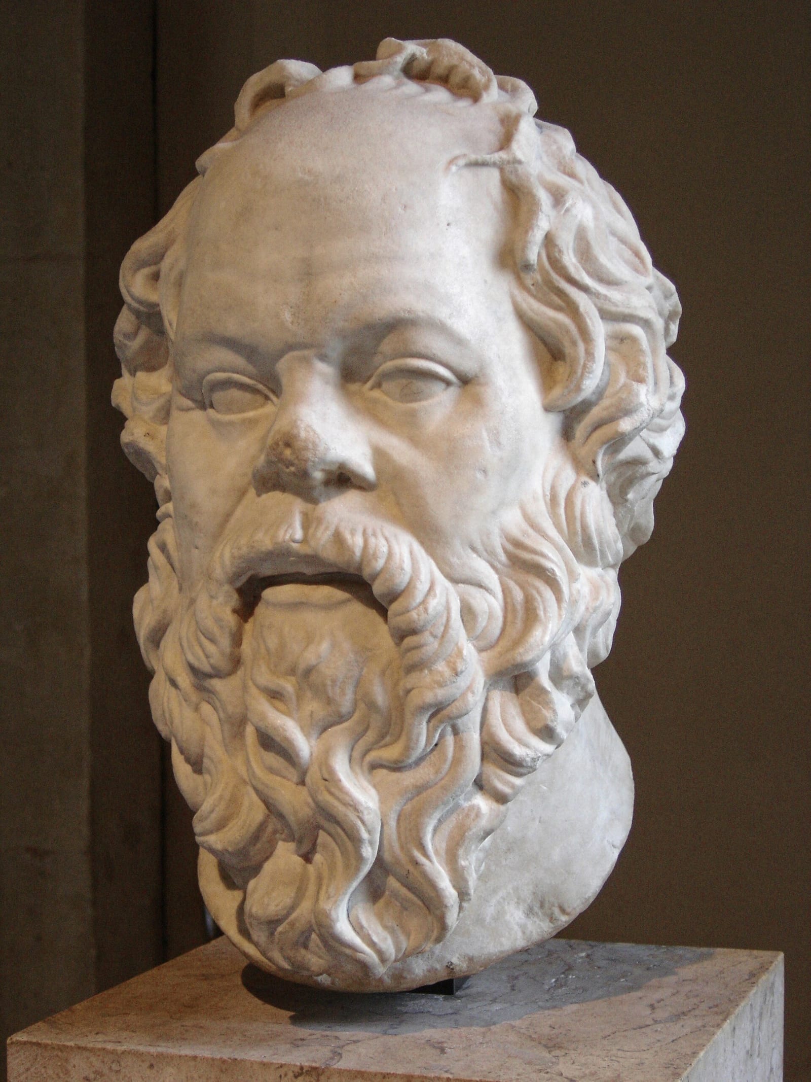 Buste en marbre d'un homme au nez épaté et à la barbe fournie, portrait de Socrate