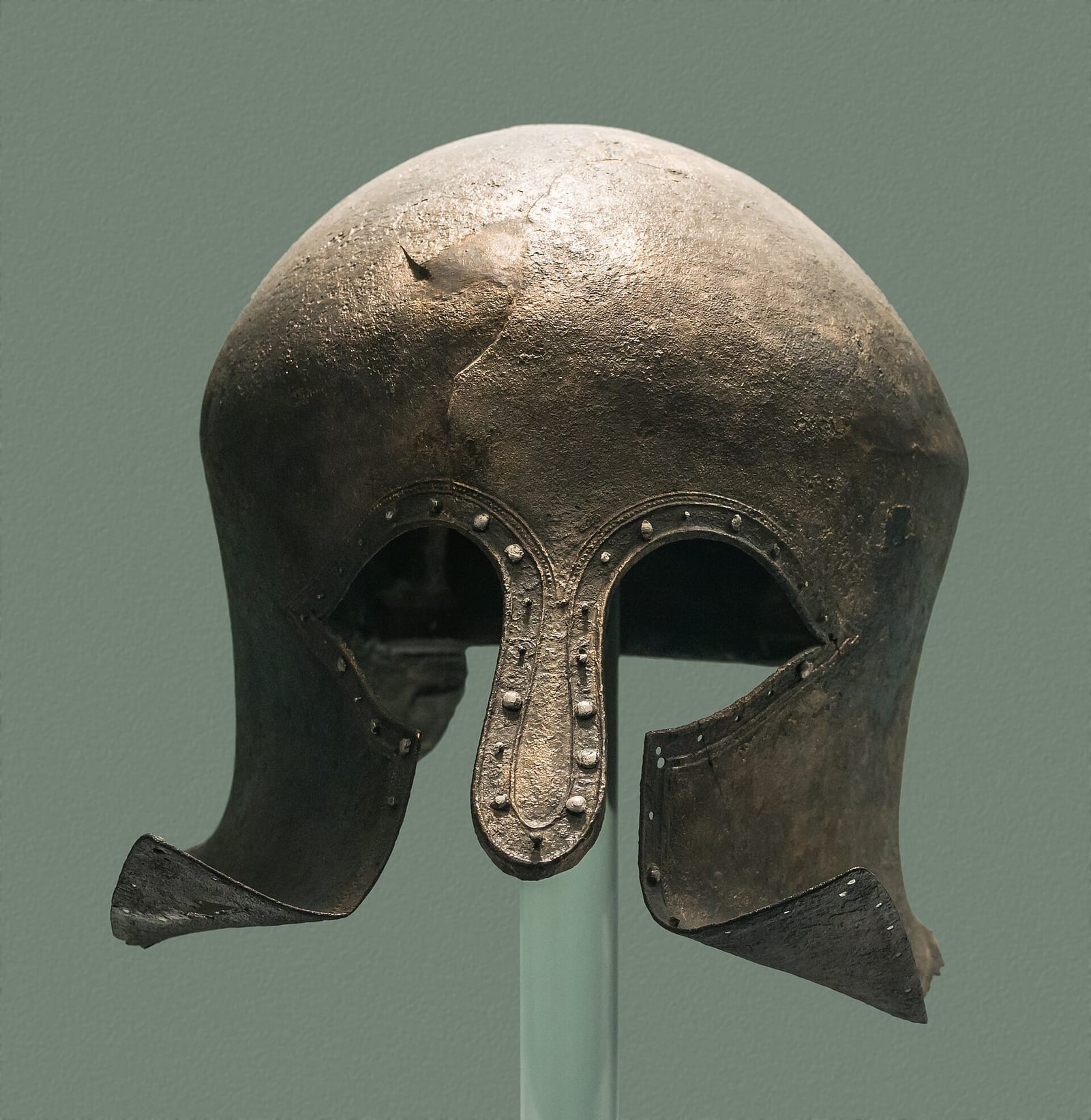 Casque de bronze grec couvrant tout le visage, avec une fente en T pour les yeux et la bouche