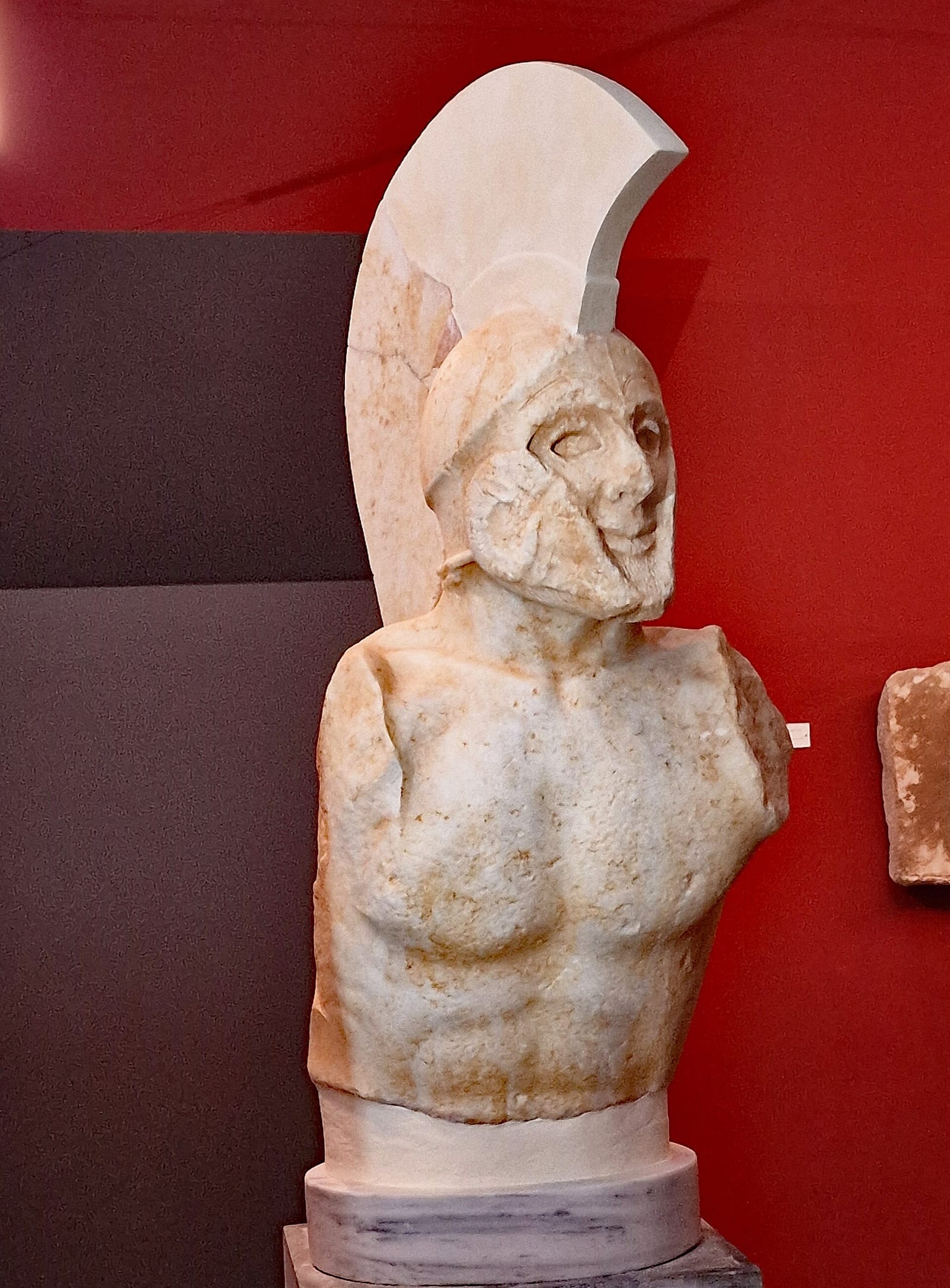 Statue de marbre mutilée représentant un guerrier casqué, dite statue de Léonidas