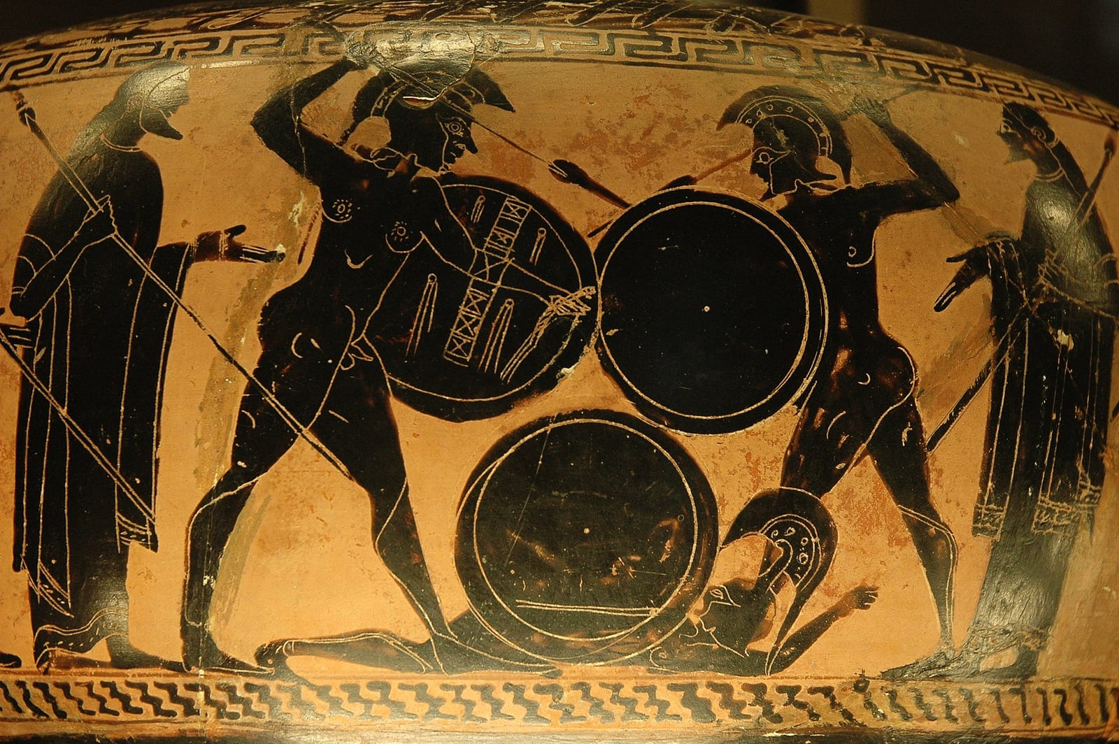 Peinture de vase grec montrant deux groupes d'hoplites armés de lances et de boucliers ronds