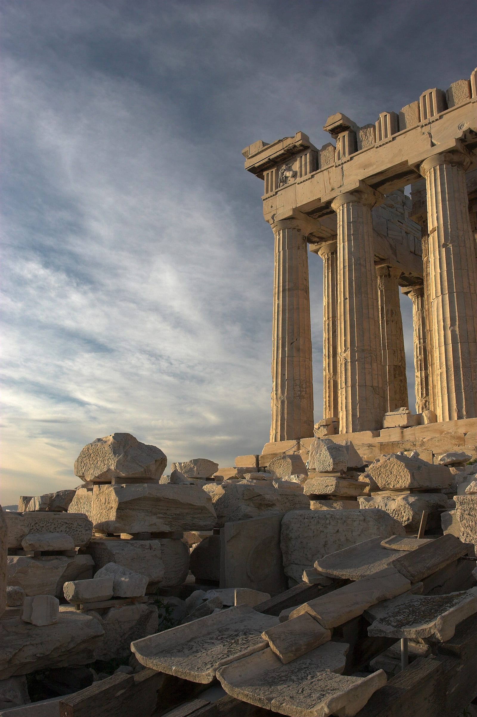 Le Parthénon vu du sud, temple de marbre blanc entouré de colonnes