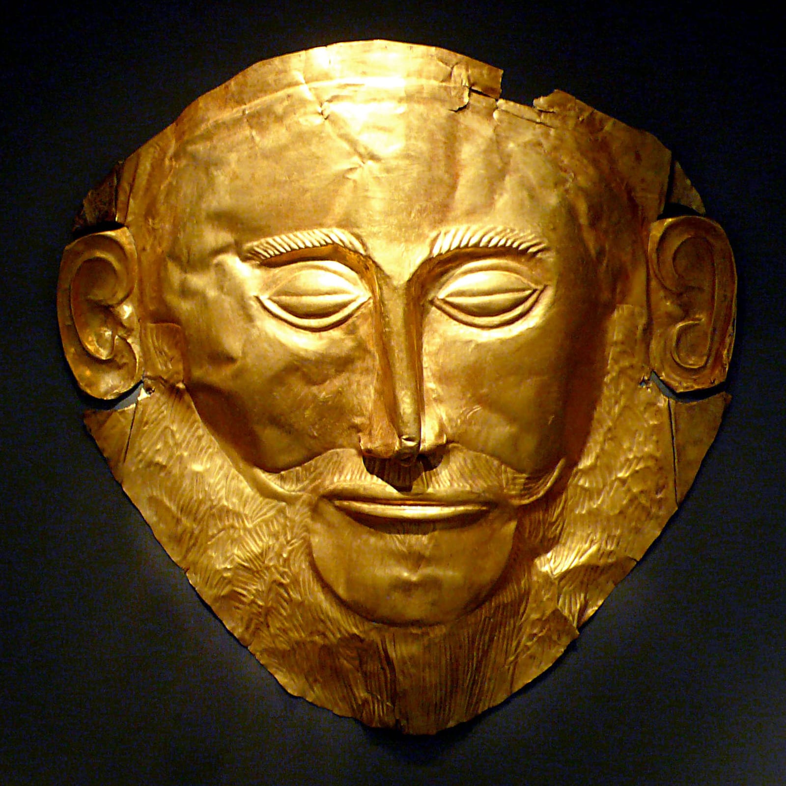 Masque funéraire en feuille d'or représentant un visage d'homme barbu