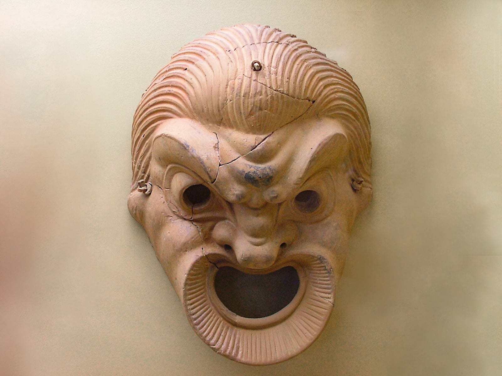 Masque de théâtre en terre cuite à l'expression figée, bouche grande ouverte