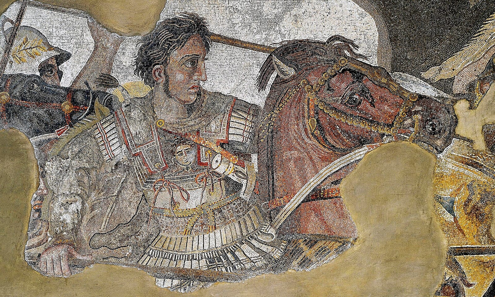 Mosaïque antique montrant Alexandre à cheval, lance en avant, chargeant l'armée perse