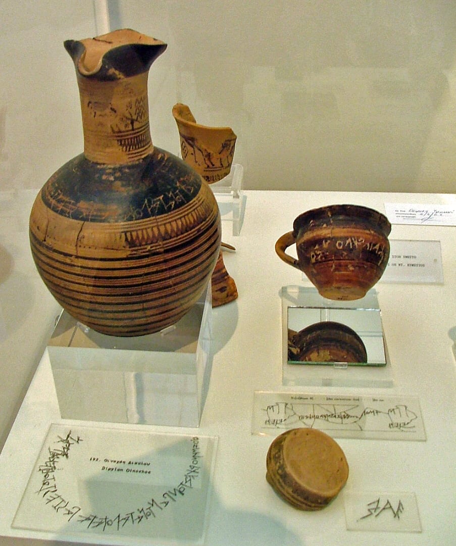 Vase grec en terre cuite portant une inscription gravée autour de l'épaule
