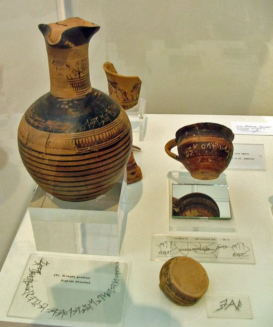 Vase grec en terre cuite portant une inscription gravée autour de l'épaule