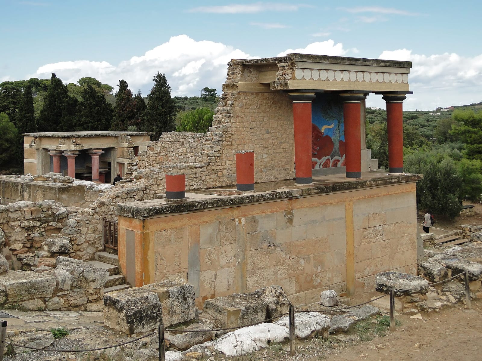 Colonnes rouges et fresque restaurées à l'entrée nord du palais de Cnossos