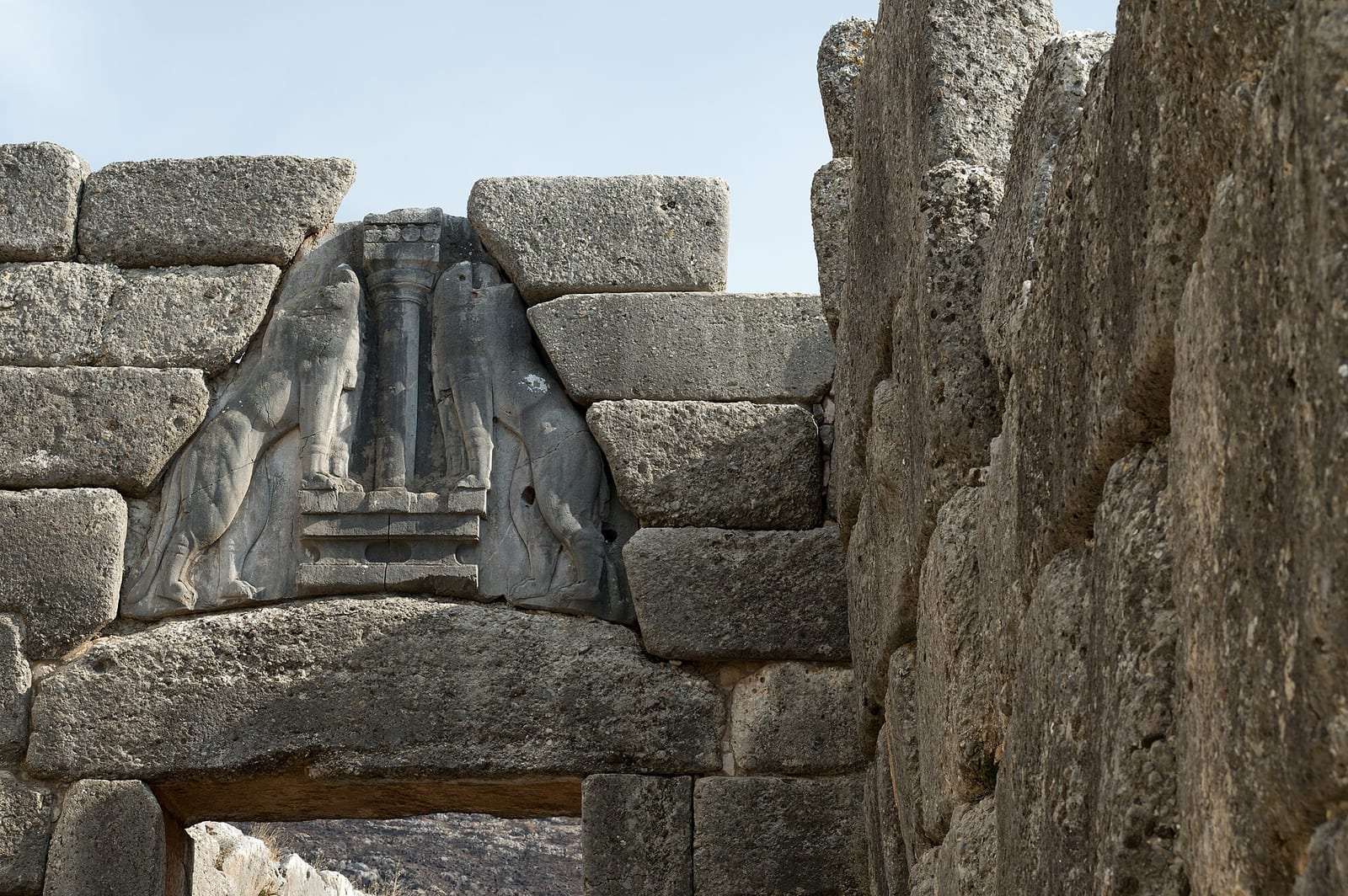 Porte monumentale en pierre surmontée d'un relief représentant deux lionnes