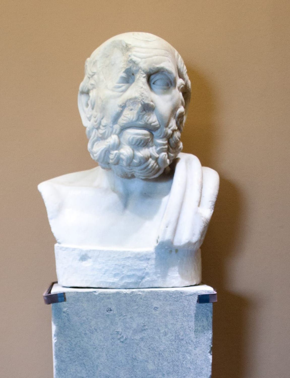 Buste antique en marbre d'un homme âgé et barbu, portrait d'Hippocrate