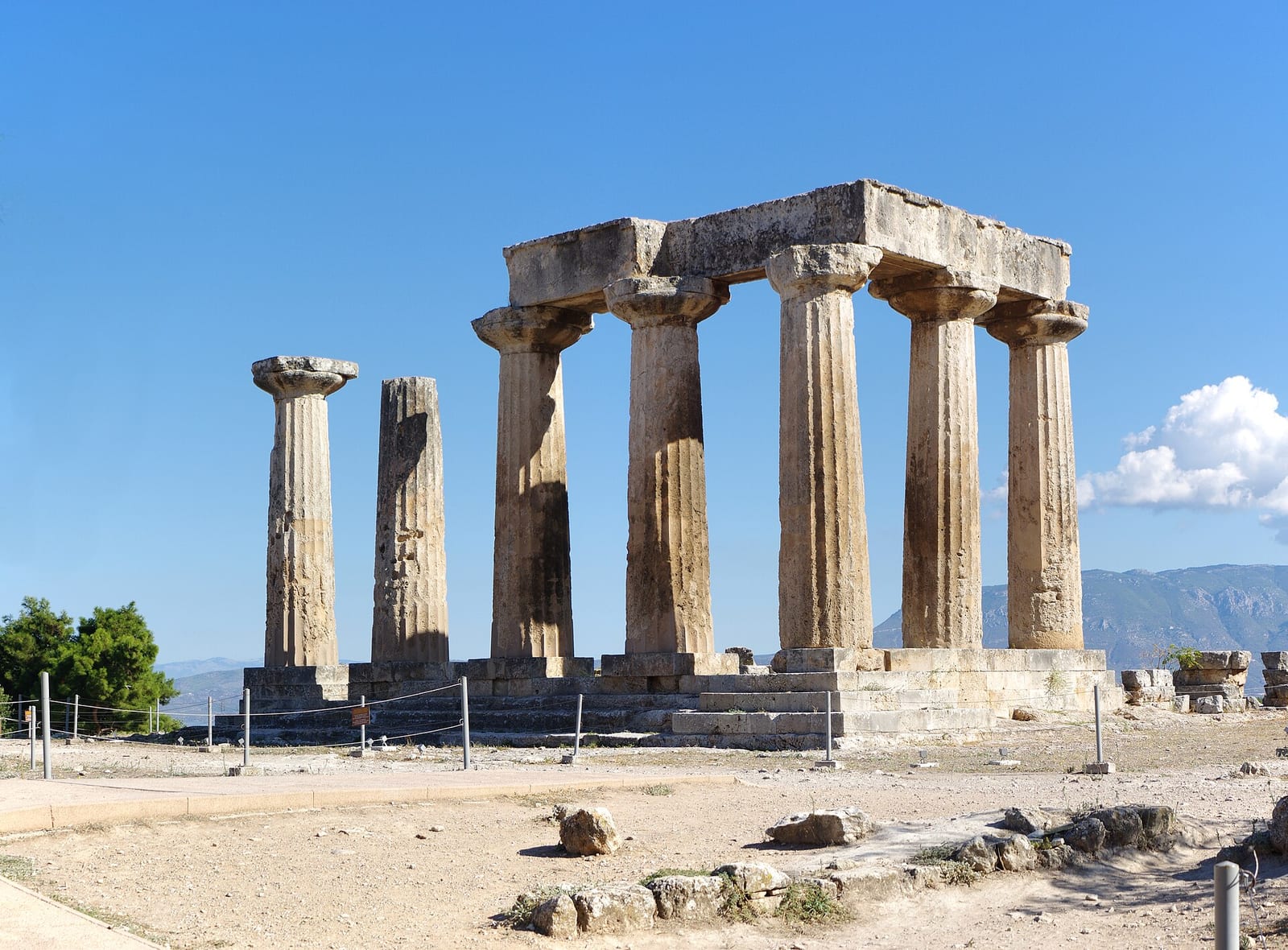 Colonnes doriques massives du temple d'Apollon dominant le site de Corinthe